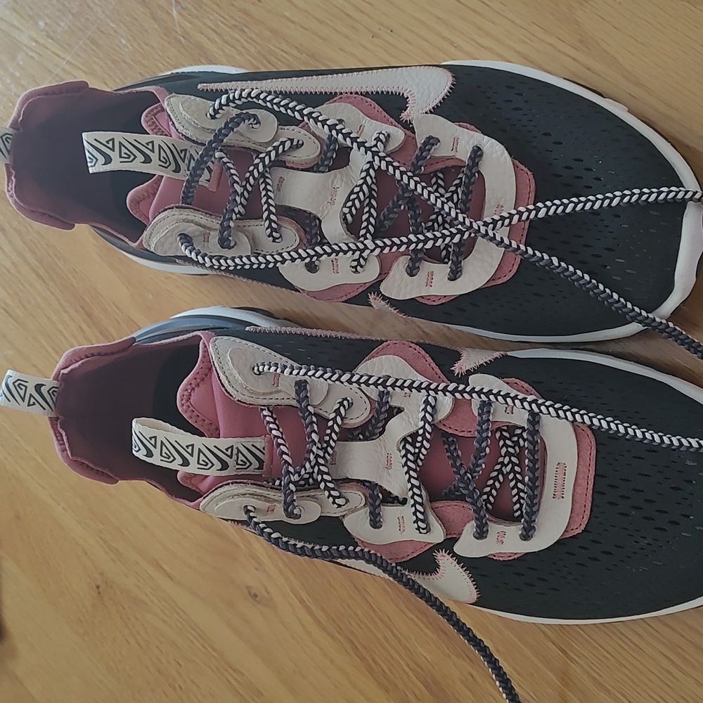 Men's tennis shoes